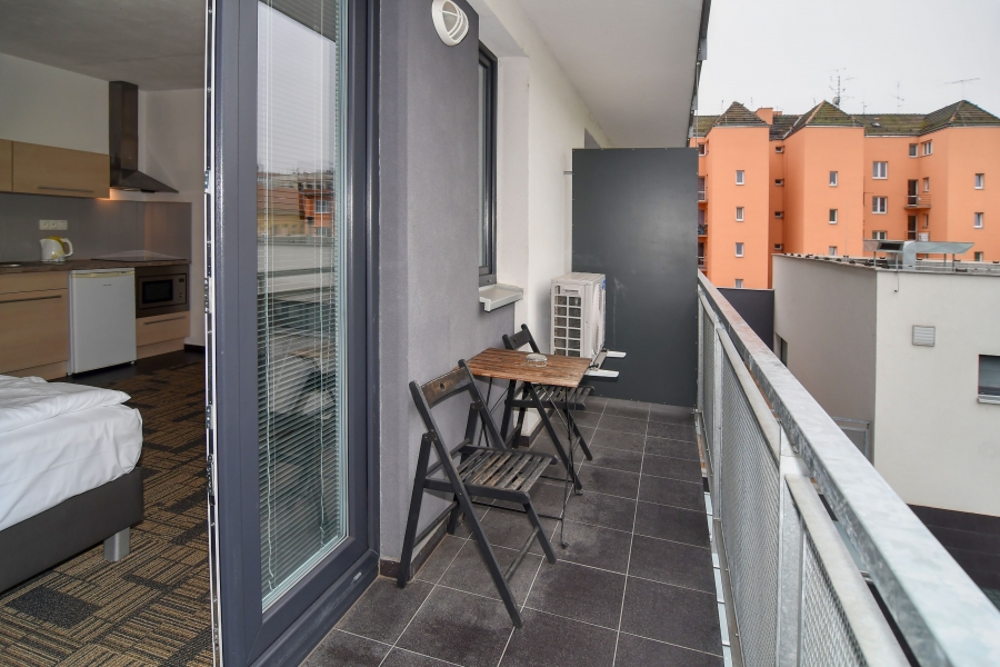 Pronájem luxusního zařízeného bytu 1+kk s balkonem a klimatizací, 35 m2