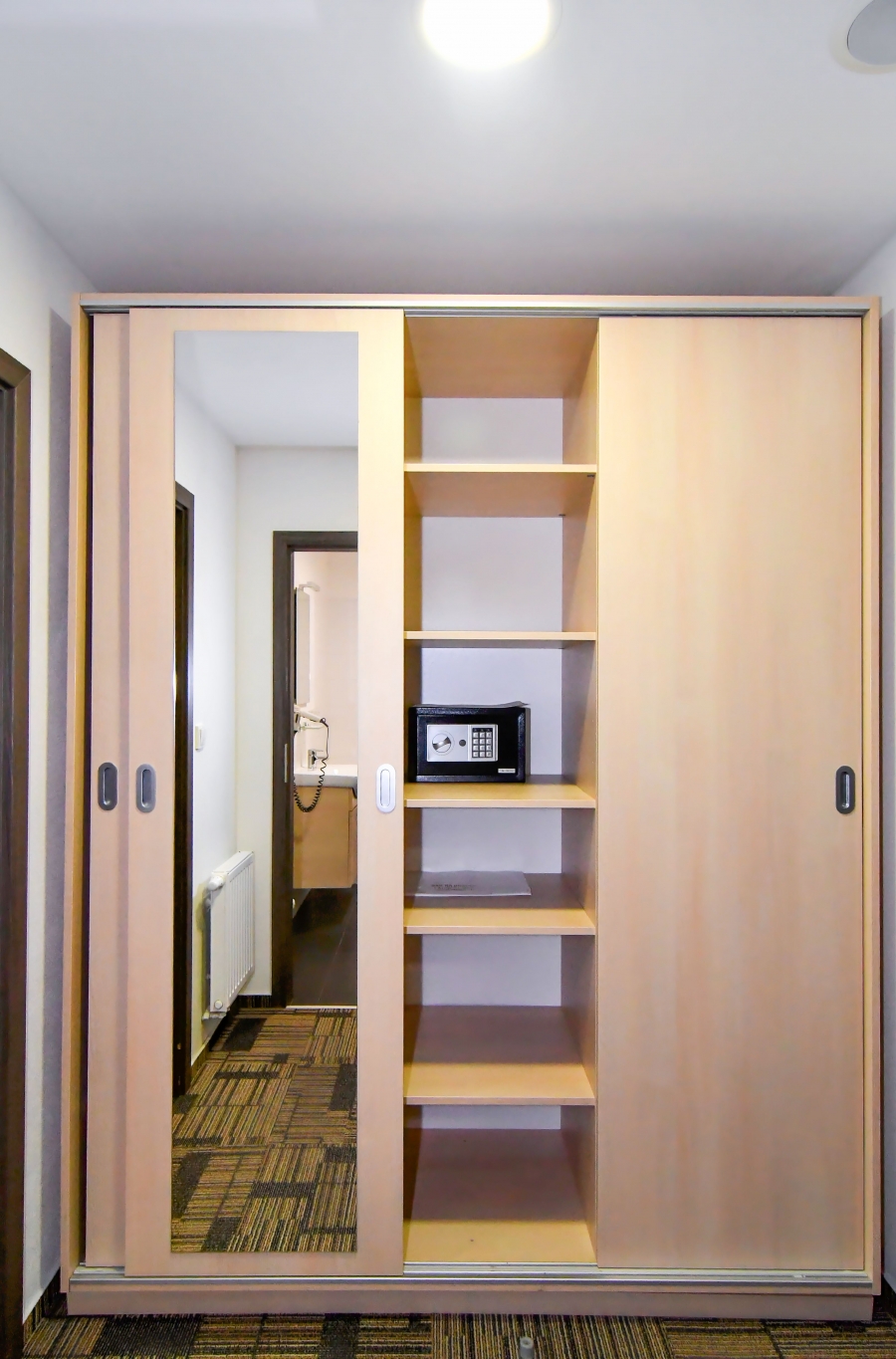 Pronájem luxusního zařízeného bytu 1+kk s balkonem a klimatizací, 35 m2