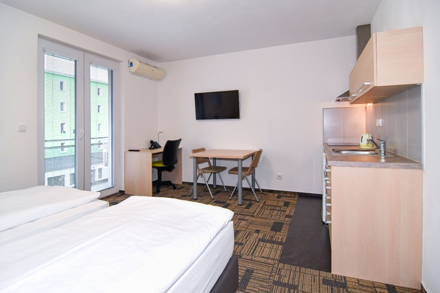 Pronájem luxusního zařízeného bytu 1+kk s balkonem a klimatizací, 35 m2